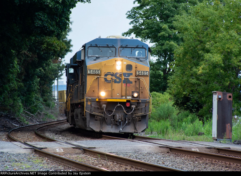 CSX 5485 leads I162 through Milton